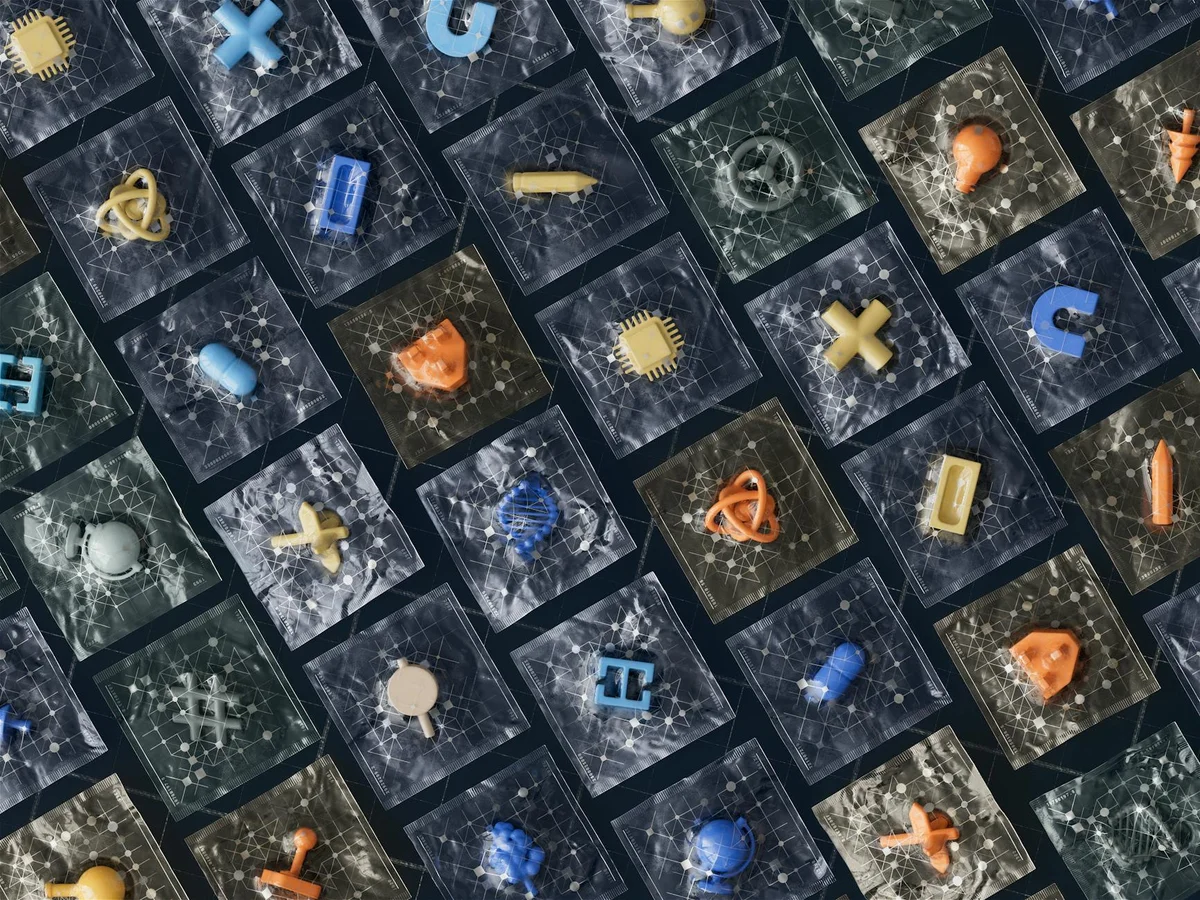 Prompts plantilla reutilizables: tu librería personal de ins... — Abstract arrangement of 3D technology icons on a grid showcasing AI and digital