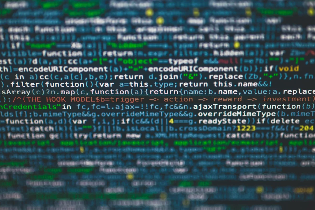 Few-shot IA ejemplos: enseñar el estilo de tu negocio sin de... — Detailed view of colorful programming code on a computer screen.