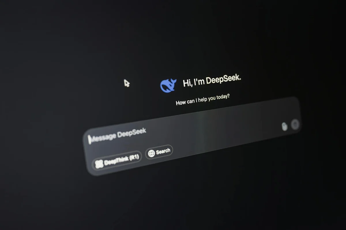 Auditar decisiones con IA: usar Claude contra ti mismo — Close-up of DeepSeek AI interface on a dark screen highlighting chat functionali