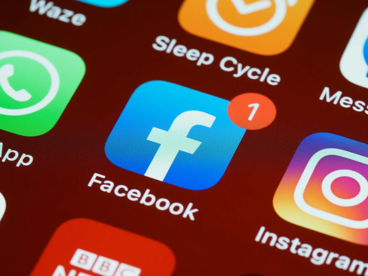 Cultura TikTok: tendencias, comunidad y el ritmo que decide... — A detailed close-up of social media app icons on a smartphone screen.