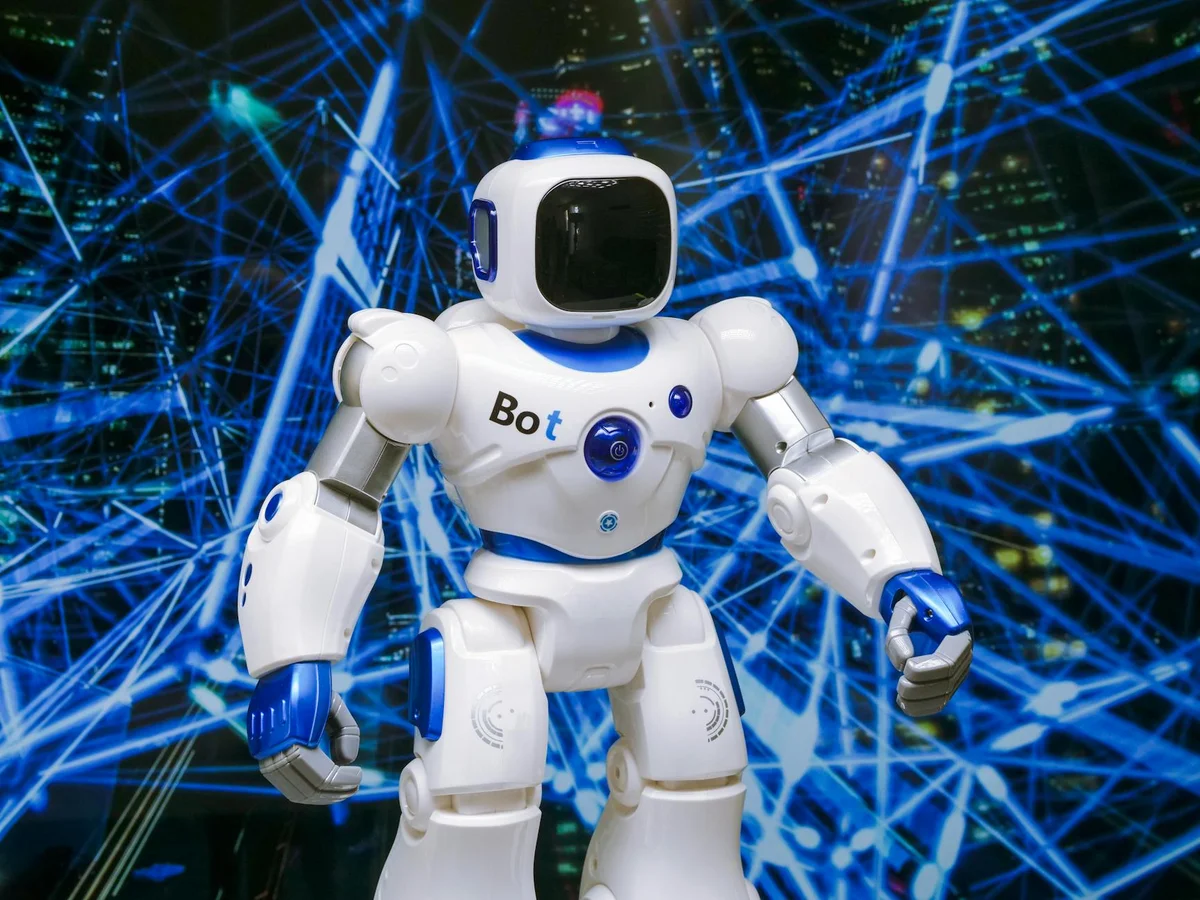 Preguntas estrategia decisiones IA: el arte de descomponer l... — Advanced humanoid robot with glowing blue accents in a digital network setting.