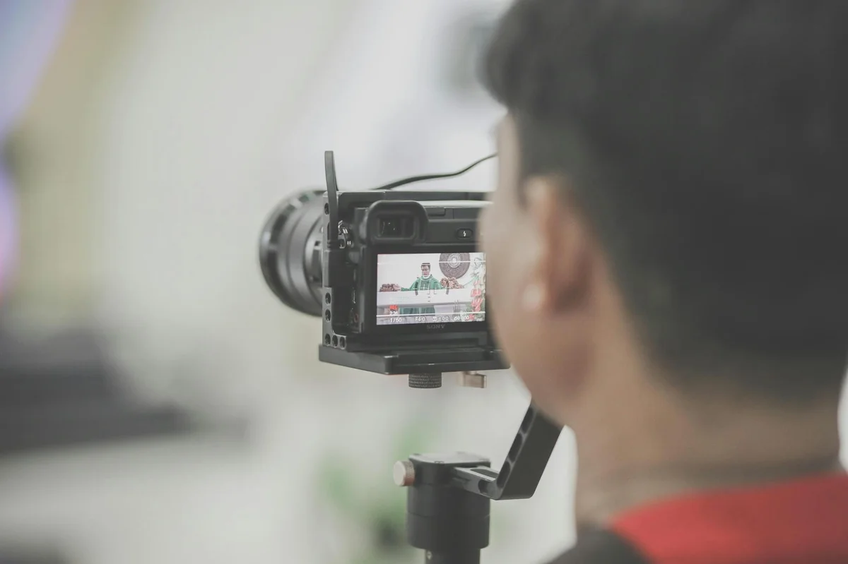Cómo producir TikTok sin equipo caro: crea contenido profesi... — Close-up of a photographer capturing an event indoors with a professional camera